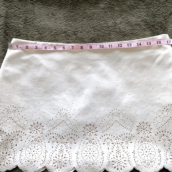Forever 22 Cream Ivory Vegan Leather Mini Skirt Laser Cutouts Scalloped Hem Sz12 - Picture 7 of 15